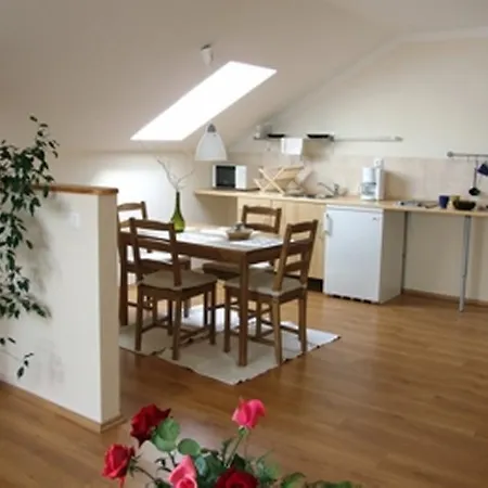 Ilona Apartmanhaz Komárom Zimmer foto