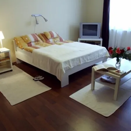 Ilona Apartmanhaz Komárom Zimmer foto